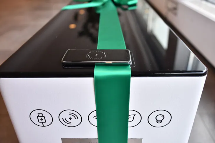 Teknologisk benk med grønn sløyfe