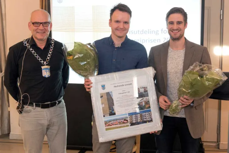 Diplom og blomster ble overrakt av varaordfører Ola Lund Renolen til seksjonsleder for prosjekt, Erland Olsen, og leder for byggavdelingen, Runar Skippervik.
