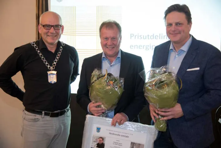 Ordfører Ola Lund Renolen overbrakte hedrende omtale til butikkutviklingssjef Jan-Eilif Johansen i Kiwi Norge og eiendomsdirektør Ivar Sølberg i NorgesGruppen Eiendom Midt-Norge.