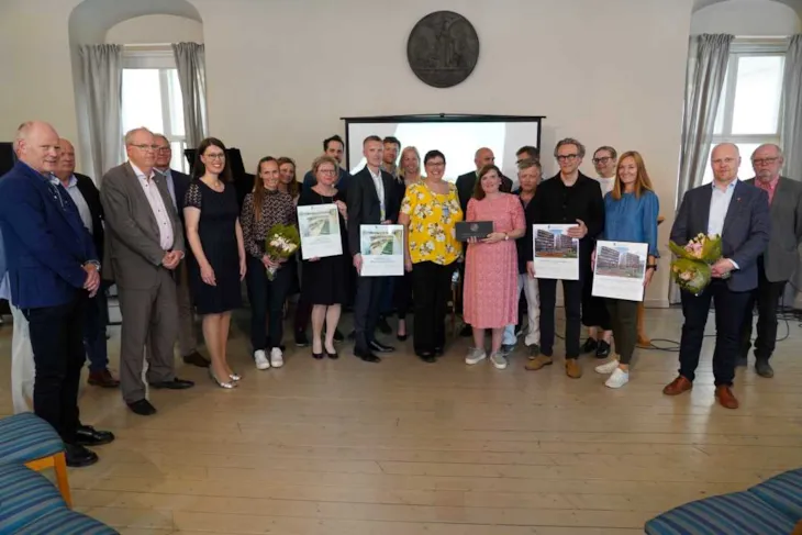 Alle prisvinnerne samlet sammen med ordfører Rita Ottervik