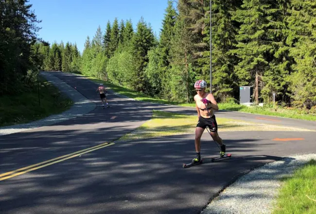 Aktivitet i rulleskiløypa i Granåsen