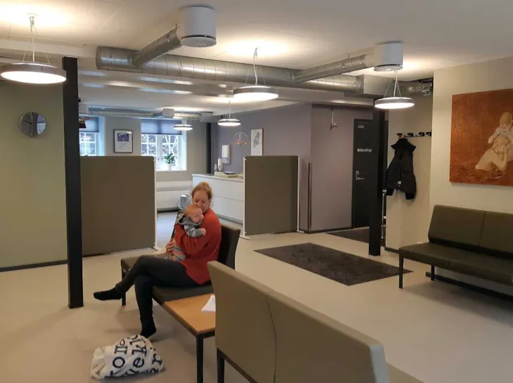 Heidi og sønnen Magnus har romslig med plass mens de venter på konsultasjon ved Midtbyen helsestasjon