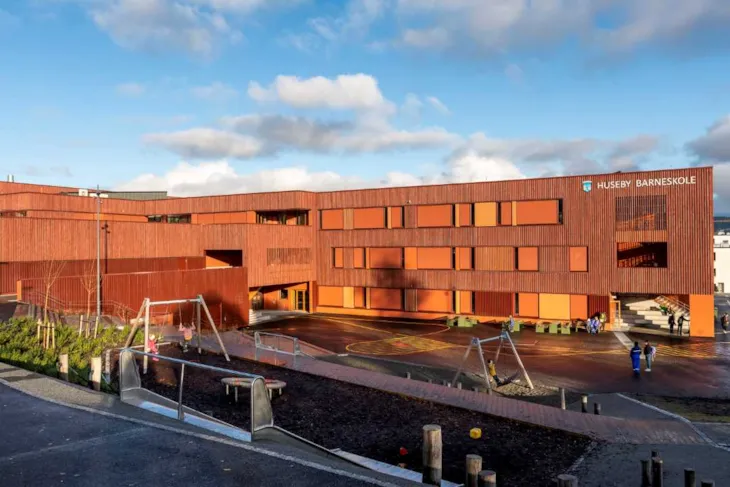 Eksteriørbilde av Huseby skoles uteareal for barneskoleelever