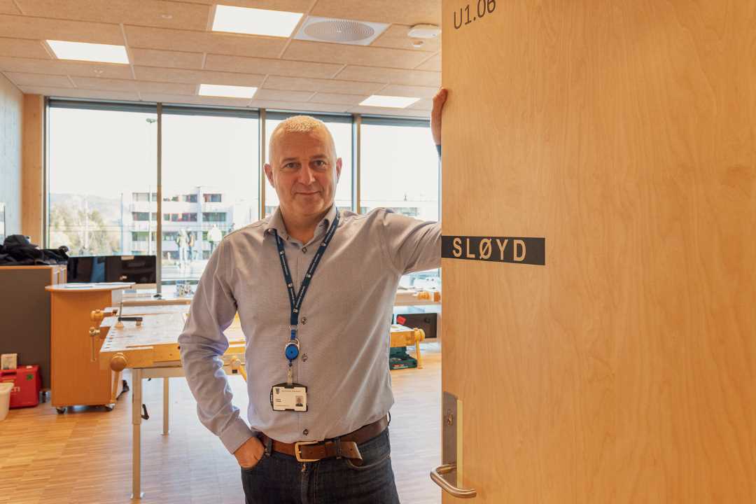 Rektor ved inngangen til sløydsalen
