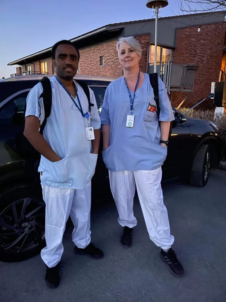 Mennesker som danner en pil som går skrått oppover