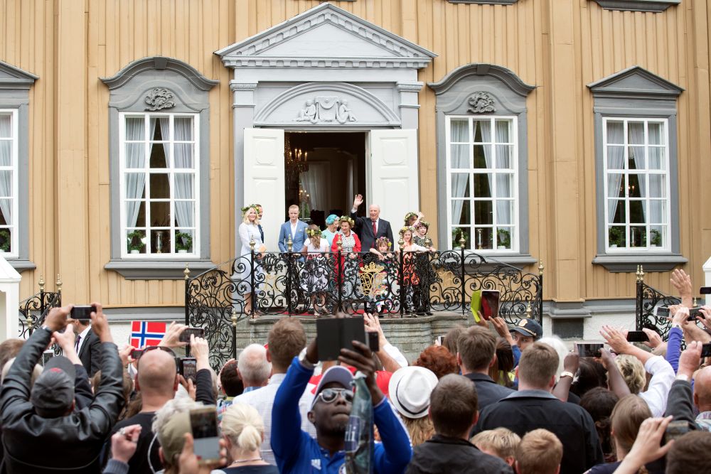 Kongefamilien på trappa ved Stiftsgården under signingsjubileet i 2016.
