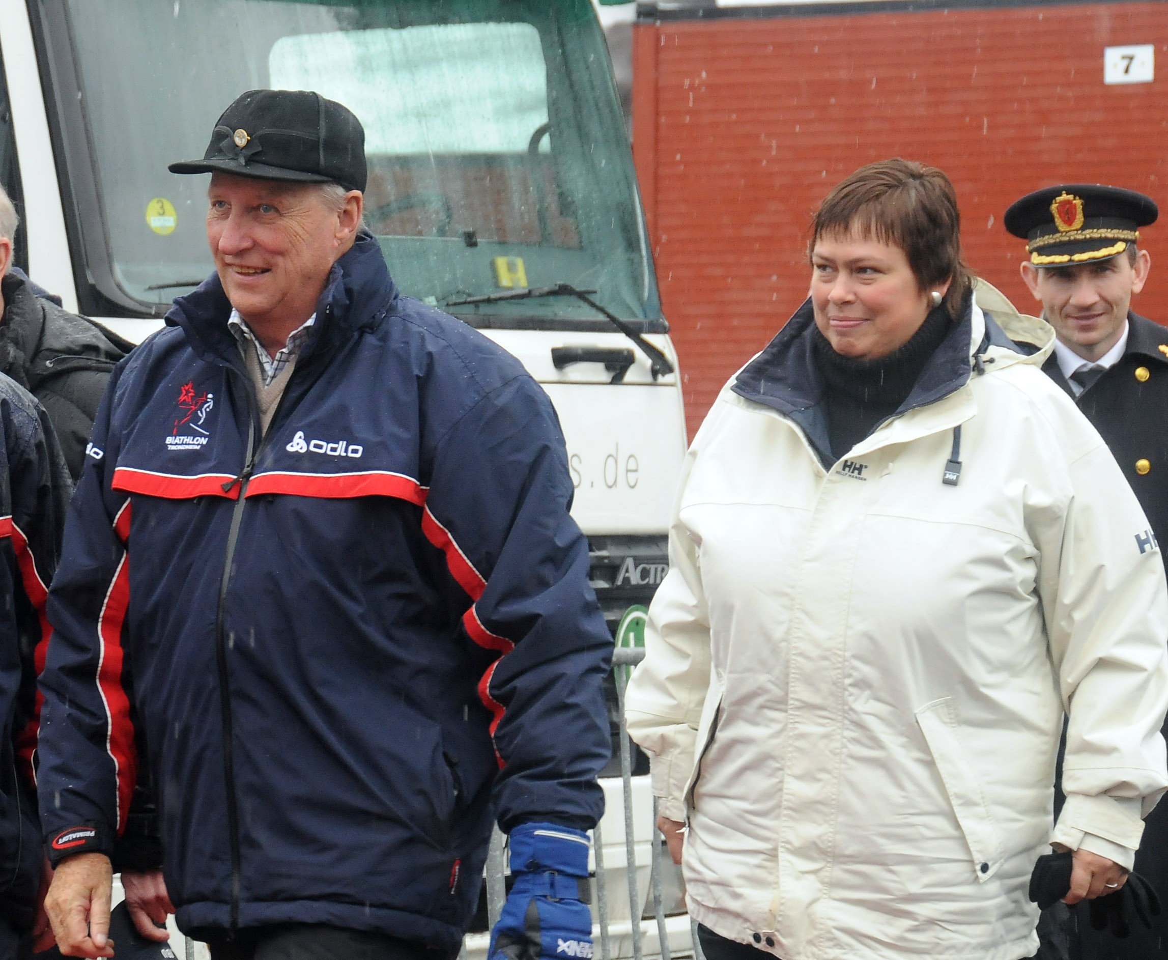 Kong Harald og ordfører Rita Ottervik under World Cup i skiskyting Granåsen i 2009.