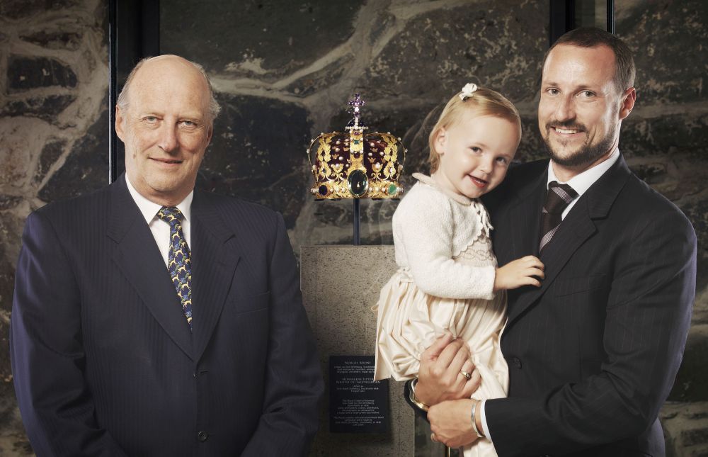 Kong Harald, kronprins Haakon og prinsesse Ingrid Alexandra i 2006.