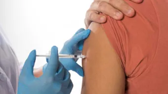 Illustrasjonsfoto av person som får vaksine