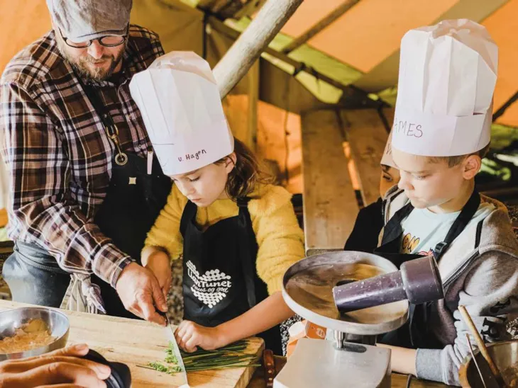 TIDLIG KRØKES: På Liantunet får også de yngste prøve seg på matlaging.