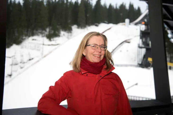 Mona Åsgård foran hoppbakken i Granåsen