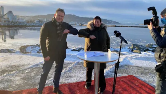 Havnedirektør Knut Thomas Kusslid og ordfører Rita Ottervik inngår avtale om bydelen Nyhavna.