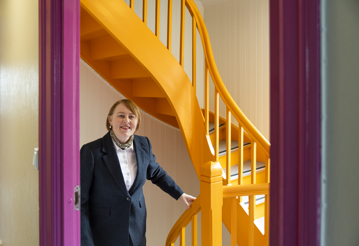 Berit Holte går opp trappa til Lille-PoMo