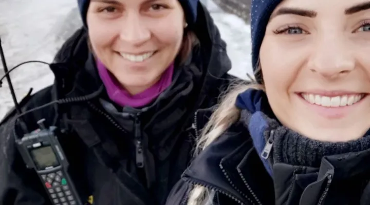 Portrett av to kvinnelige politibetjenter.