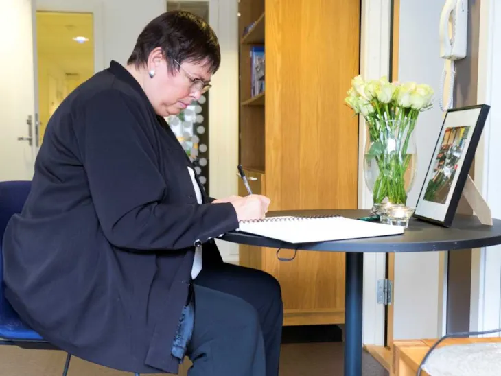 Rita Ottervik signerte kondolanseprotokollen
