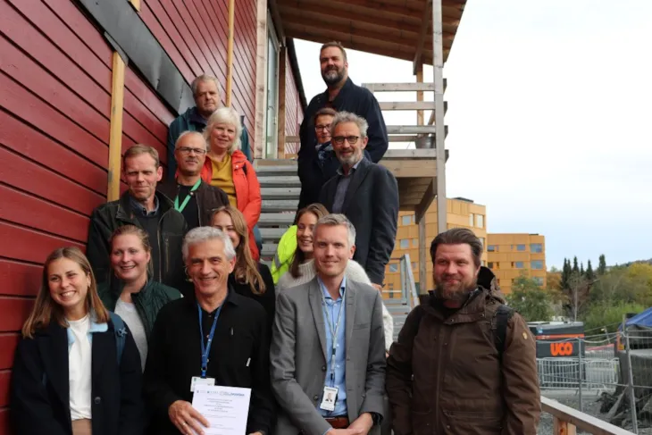En glad forsamling som står i en trapp