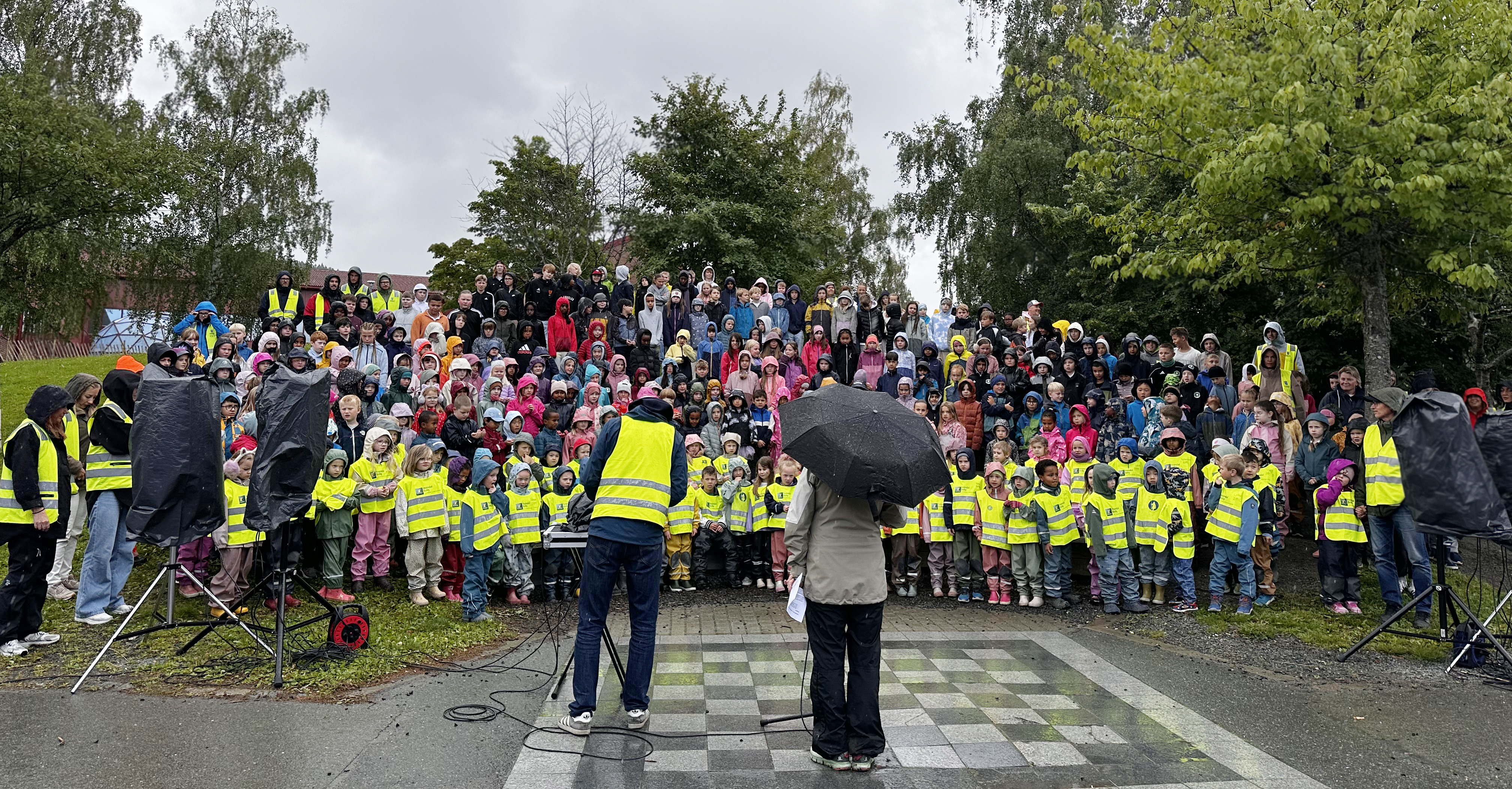 Elever på Steindal skole synger