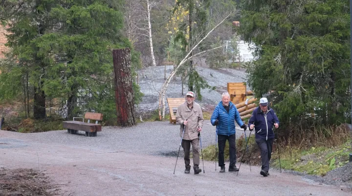 Tre menn går på en grusveg