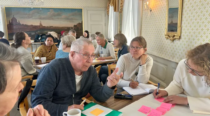 En gruppe mennesker har møte i Hornemannsgården