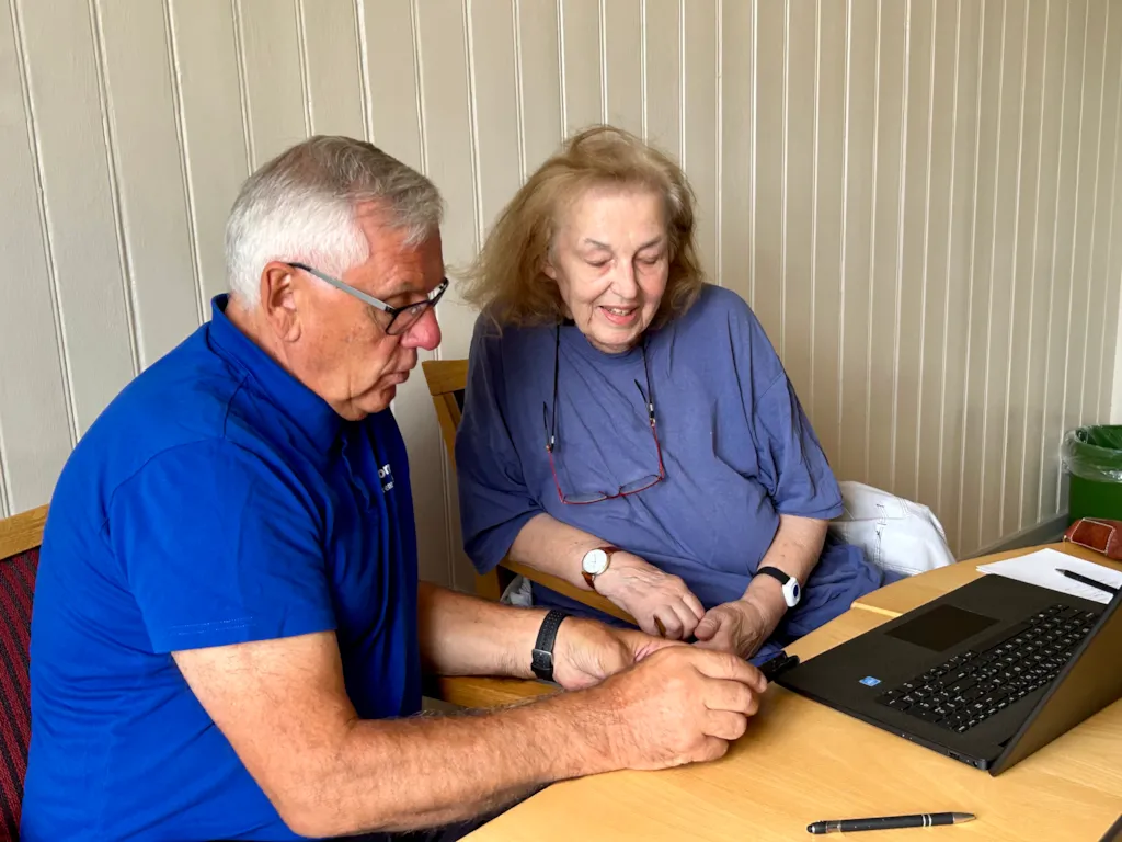 Mann underviser om PC til kvinne