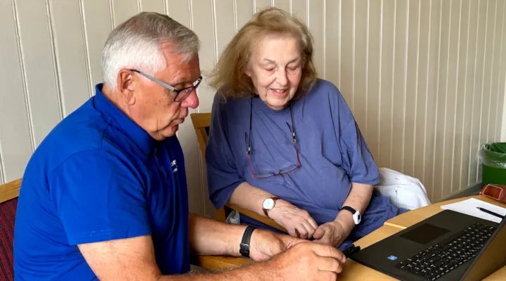 Mann underviser om PC til kvinne