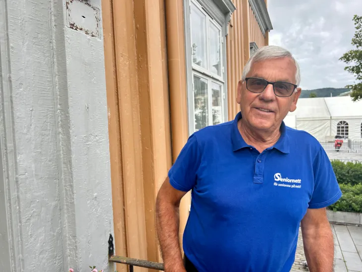 mann som står på trappa utenfor Hornemannsgårdenr