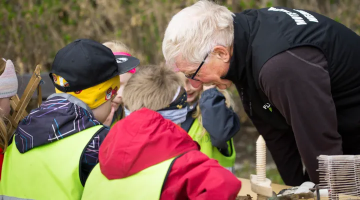 En frivillig pensjonist veileder barn