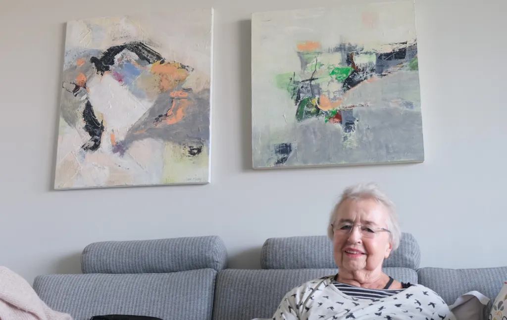 Unnis bilder henger over sofaen i den nye leilighet