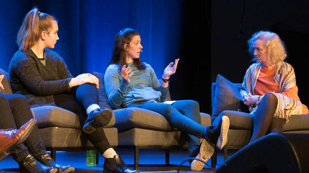 Therese Westg&aring;rd snakker mens Camilla Nereid lytter