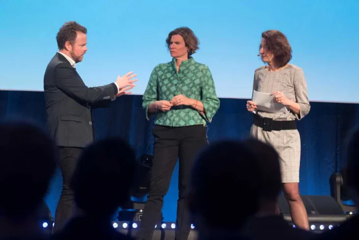 Næringsminister Torbjørn Røe Isaksen i samtale med Mariana Mazzucato (i midten) og Silvija Seres