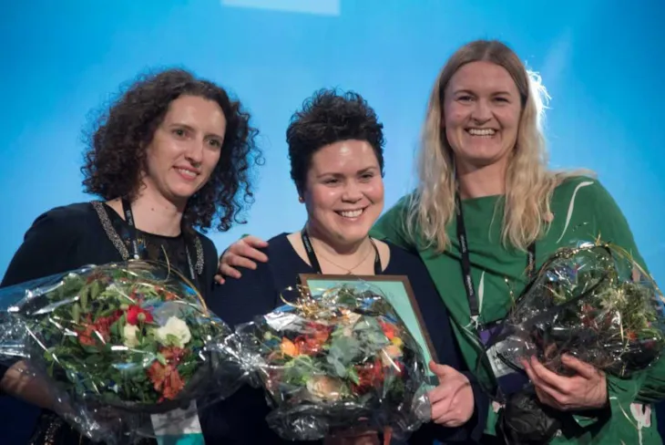 Julia Navarsete tok prisen, her flankert av to andre nominerte, Katina Kralevska (t.v.) og Marie Jacobsen Lauv&aring;s