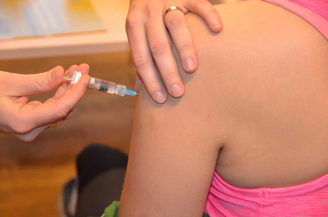 Bilde av person som får vaksine.