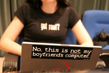 Jente som sitter med en laptop