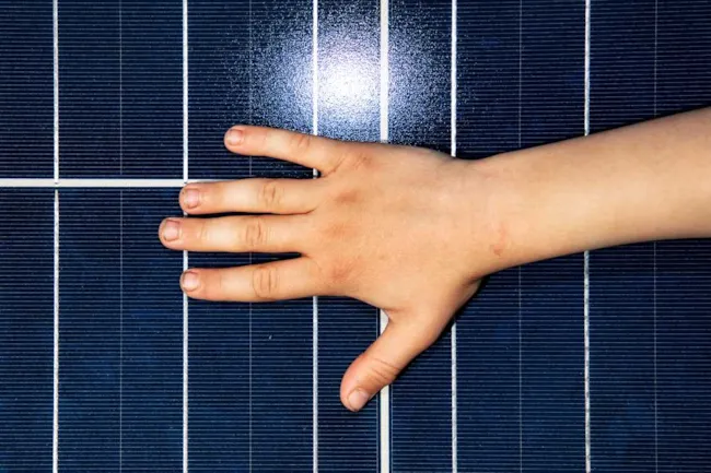 Bilde av hånd på solceller