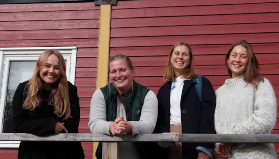 Bilde av fire smilende kvinnelige arkitektstudenter