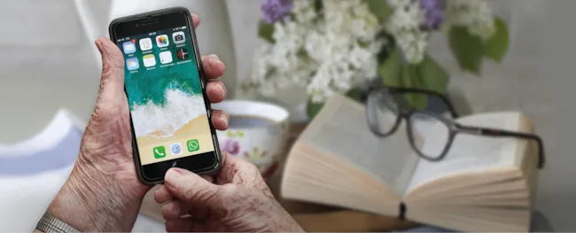 Mobiltelefon, bok og briller