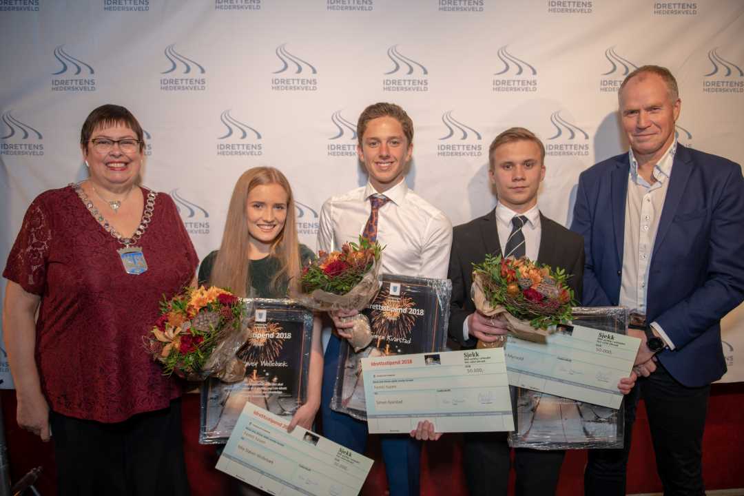 TALENTER: Mia St&oslash;ver Wolleb&aelig;k, Simen Kvarstad og Benjamin Myrvold fikk kommunens idrettsstipend. Her flankert av ordf&oslash;rer Rita Ottervik og kommunaldirekt&oslash;r Ola By Rise. Foto: Tr&oslash;ndelag idrettskrets