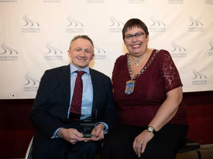MR. BORDTENNIS: Rolf Erik Paulsen fra Trondheim Bordtennisklubb ble kåret til årets ildsjel under Idrettens hederskveld. Paulsen har engasjert tusenvis av barn og unge i over 70 år. Her sammen med ordfører Rita Ottervik. Foto: Trøndelag idrettskrets.