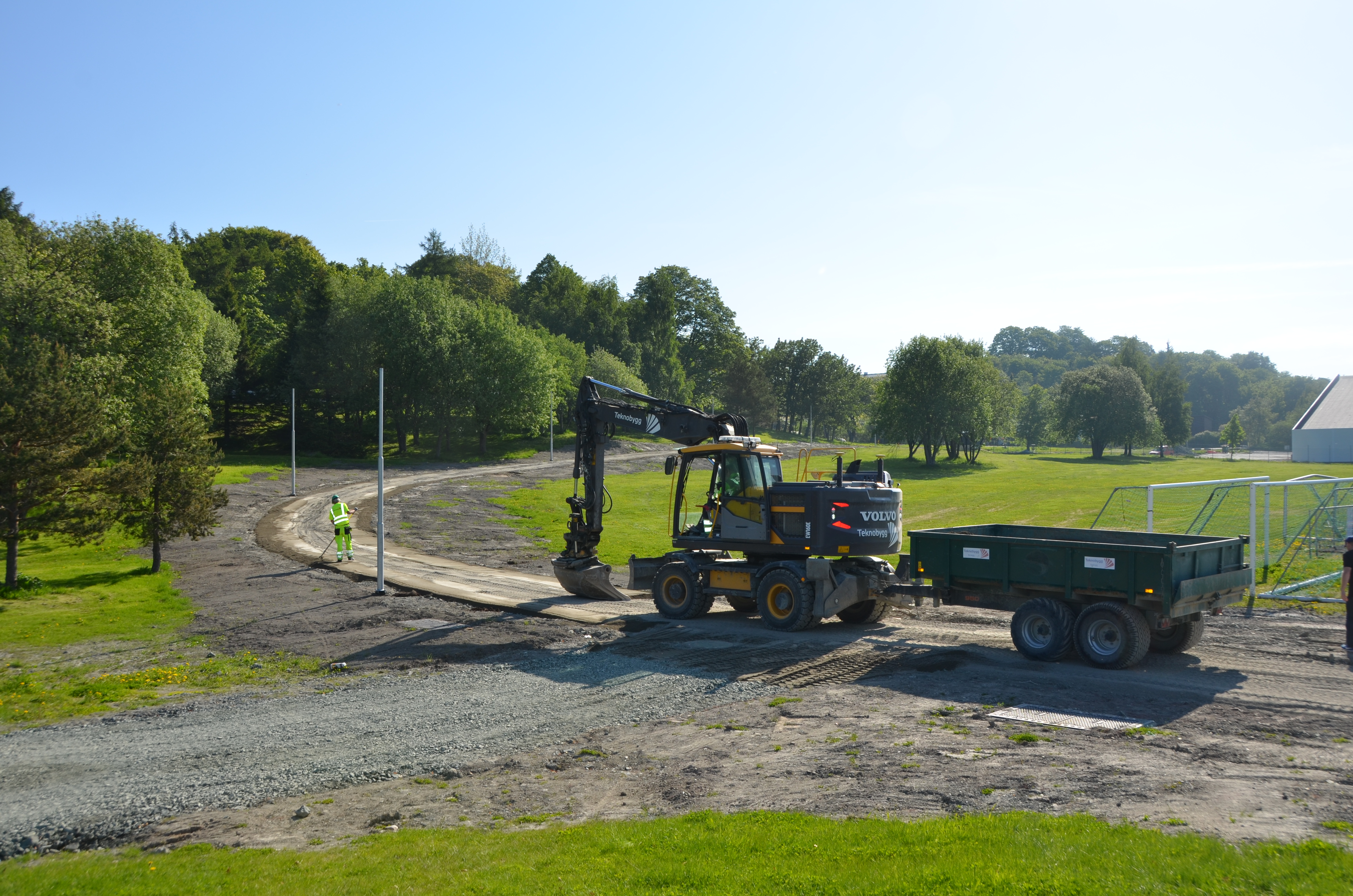 VEI I VELLINGA: Her anlegges en ny gangvei nordøstover i anlegget.