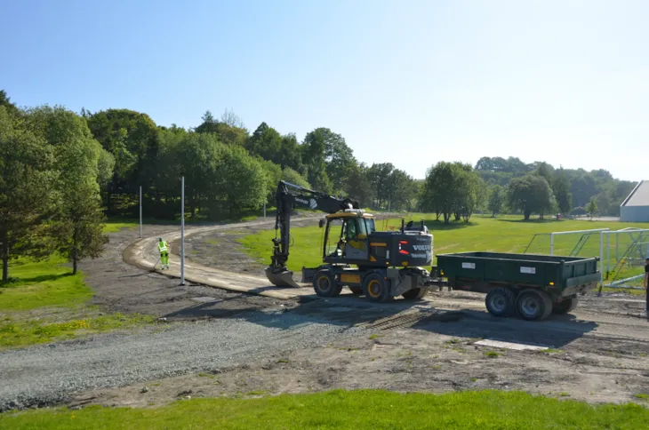VEI I VELLINGA: Her anlegges en ny gangvei nordøstover i anlegget.
