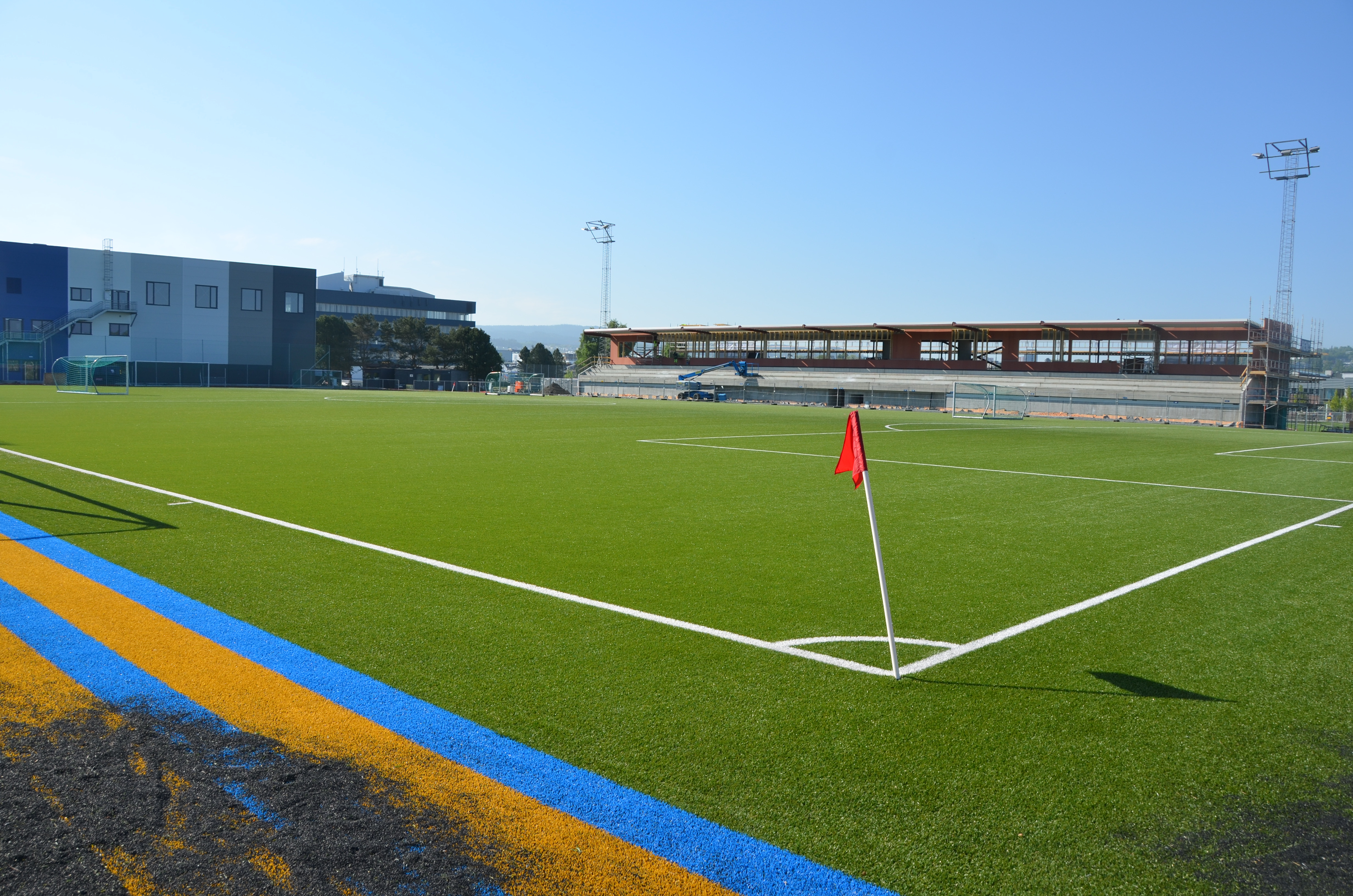 TRIBUNESETEFØDSEL: Det nye tribunebygget ved Trondheims-Ørns kunstgressbane skal brukes av både klubben og kommunen.