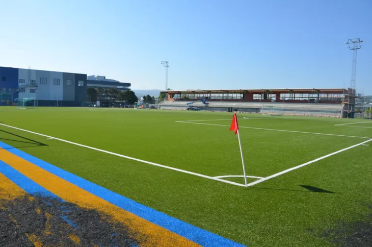 TRIBUNESETEFØDSEL: Det nye tribunebygget ved Trondheims-Ørns kunstgressbane skal brukes av både klubben og kommunen.