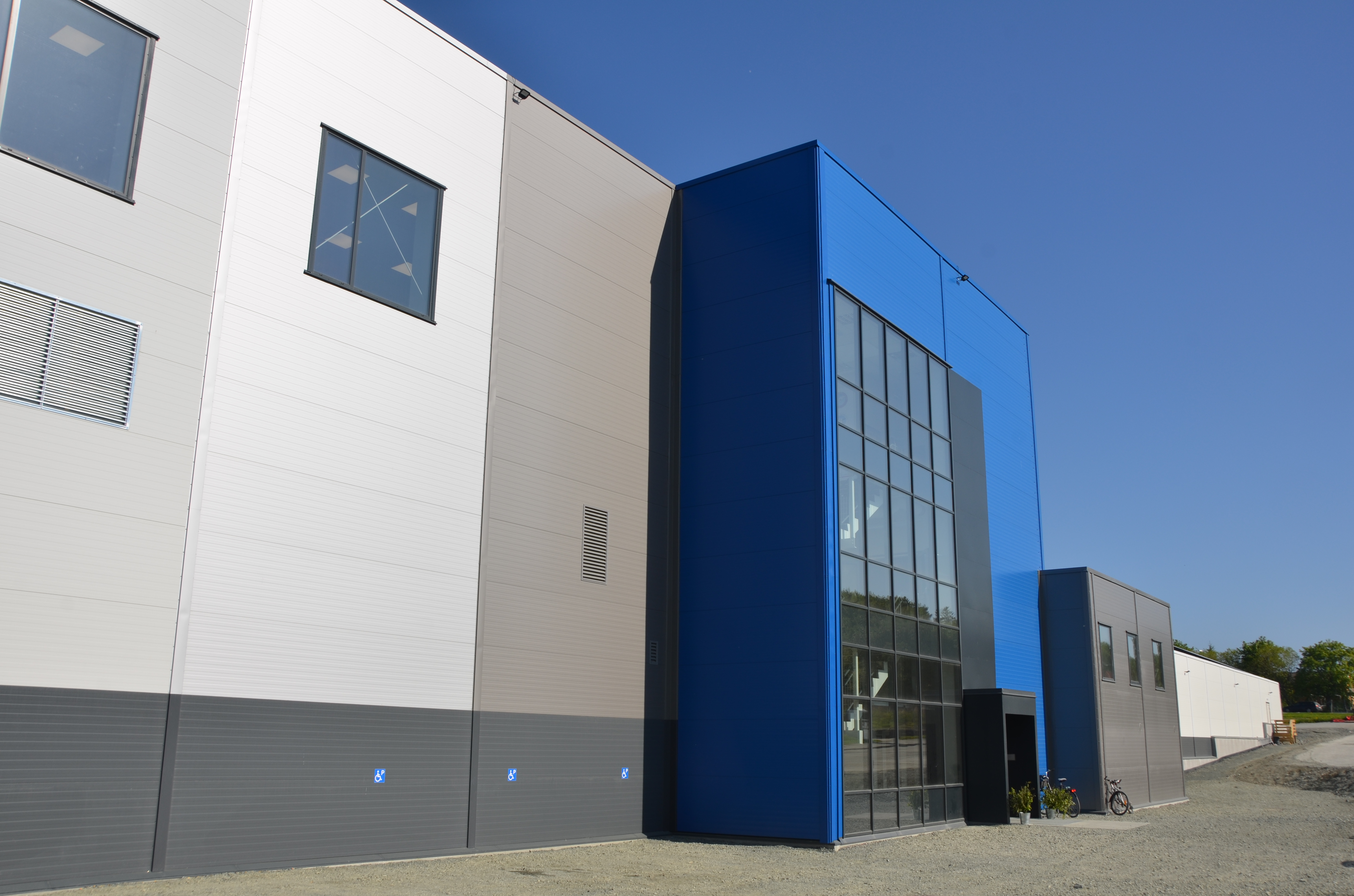 NY HALL: Den nye sambrukshallen for tennis, bordtennis og kampsport er allerede tatt i bruk.