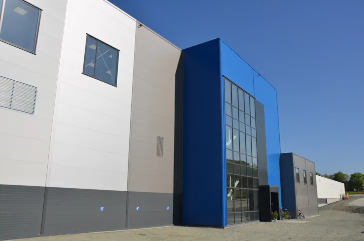 NY HALL: Den nye sambrukshallen for tennis, bordtennis og kampsport er allerede tatt i bruk.