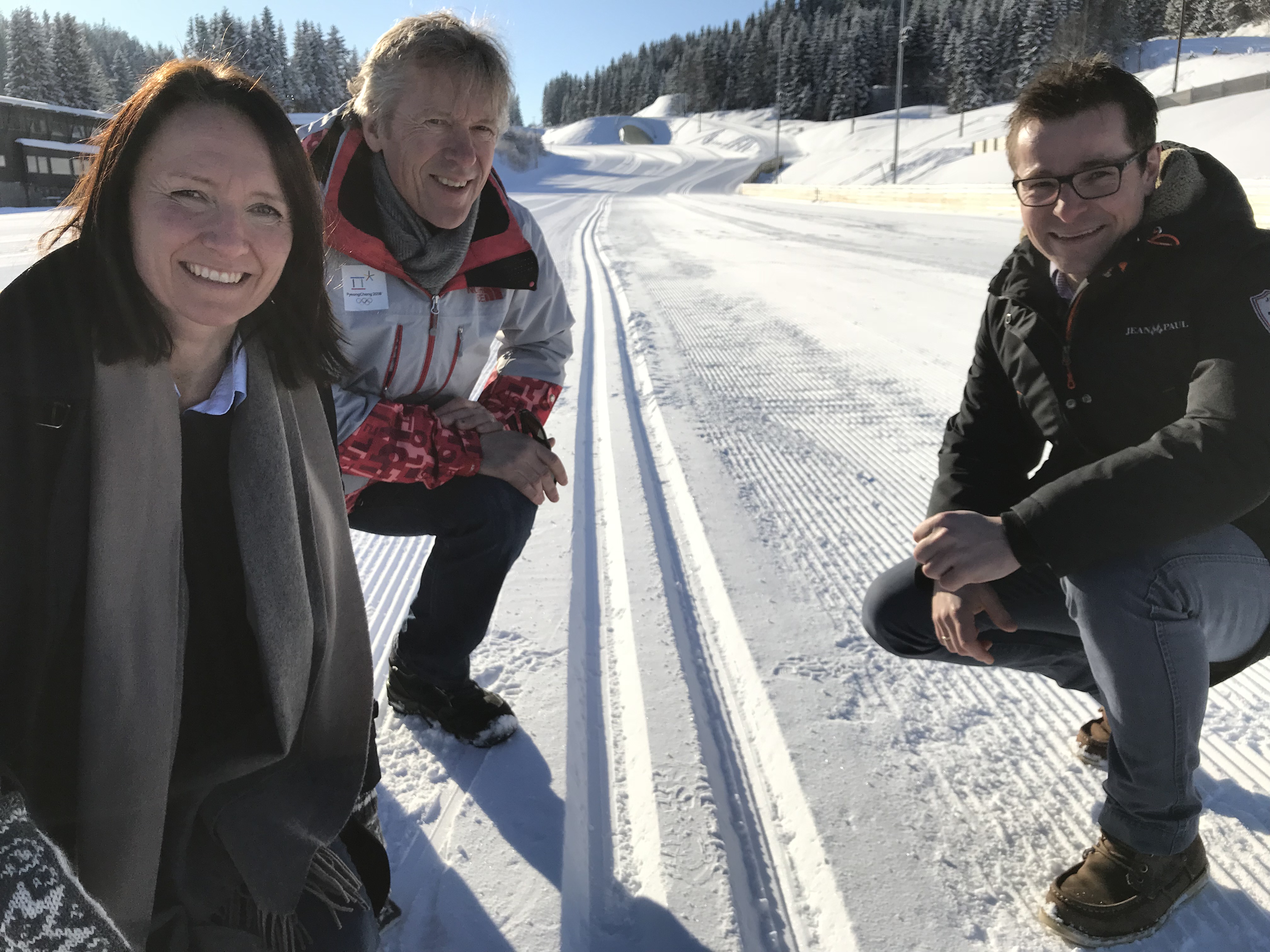 “VM-sjef” Guri Hetland, rådgiver John Aalberg og utbyggingssjef Geir Paulsen på langrennsstadion i Granåsen