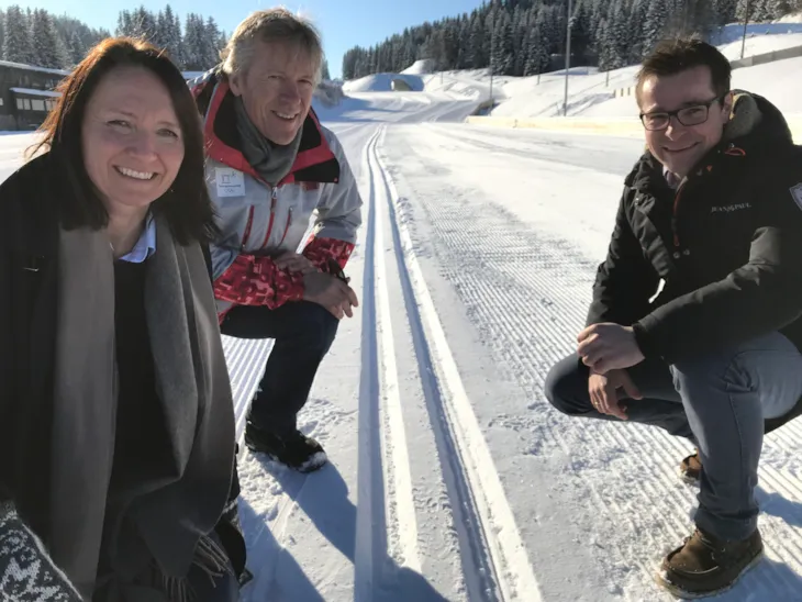 “VM-sjef” Guri Hetland, rådgiver John Aalberg og utbyggingssjef Geir Paulsen på langrennsstadion i Granåsen