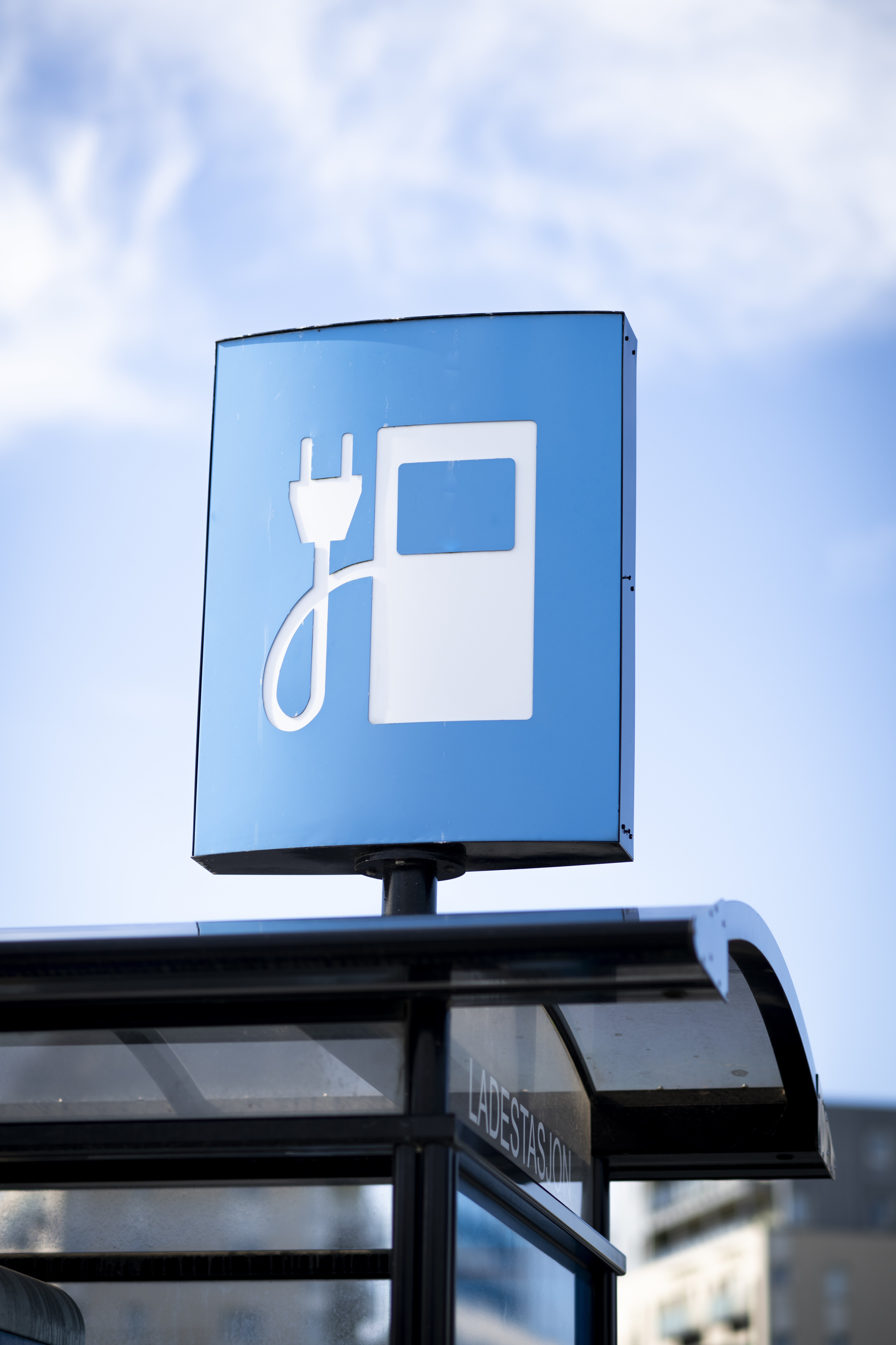 Skilt med elbillader