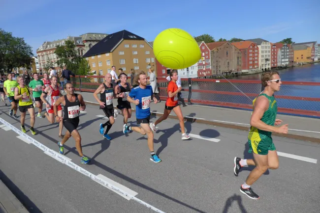 Bilde av deltagere som løper over Gamle Bybro