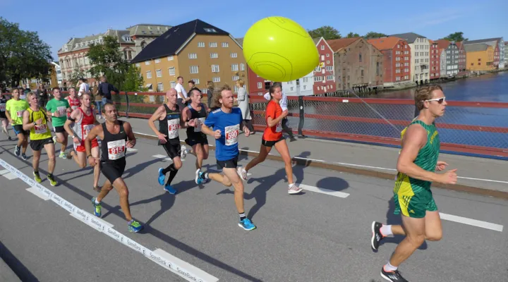 Bilde av deltagere som løper over Gamle Bybro