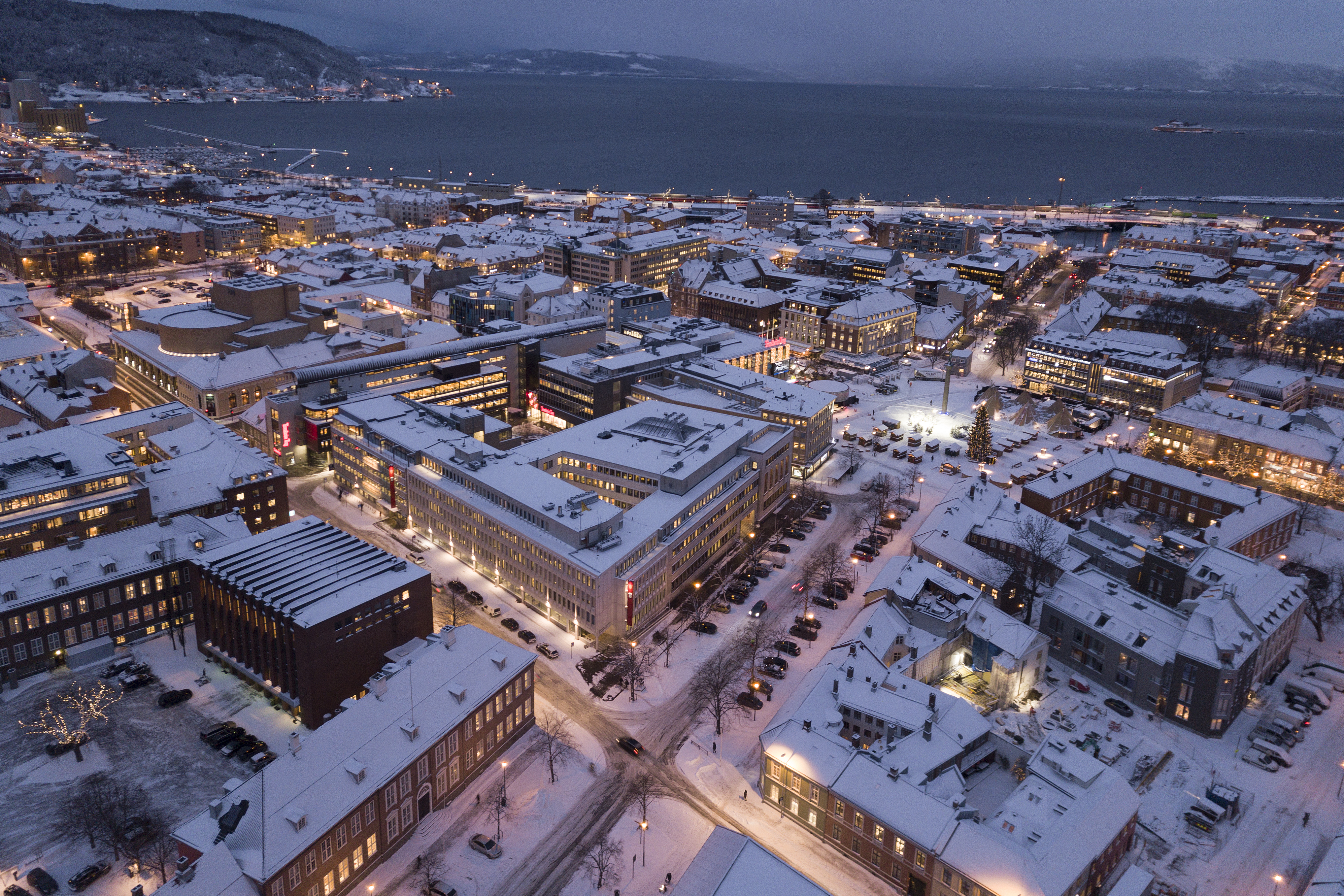 Snødekt bilde av midtbyen. Tatt fra luftrom over Rådhusparken i retning Torvet.